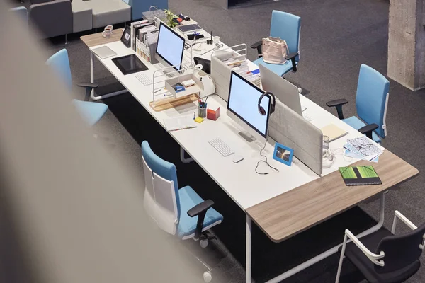 Mesa en la oficina moderna con monitores en blanco - foto de stock
