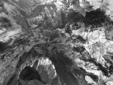 siyah ve beyaz güneş ışını mağarada