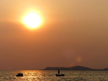 gün batımında gemideki