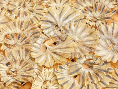 Bambu sepet üzerinde kurutulmuş balık