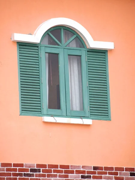 木製の窓をクローズ アップ — ストック写真