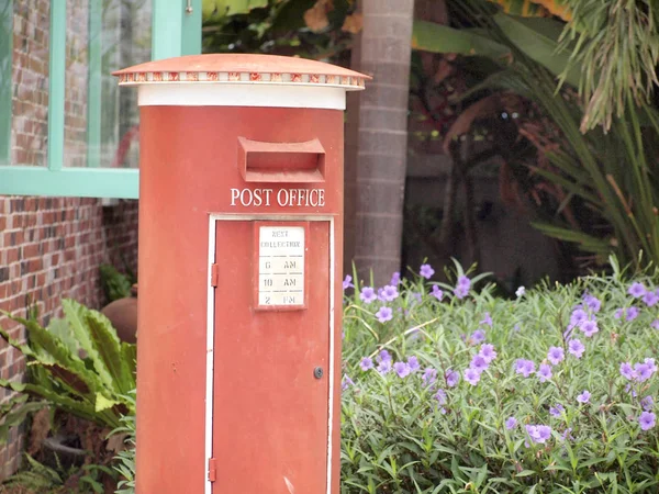 Старый Красный Почтовый Ящик — стоковое фото