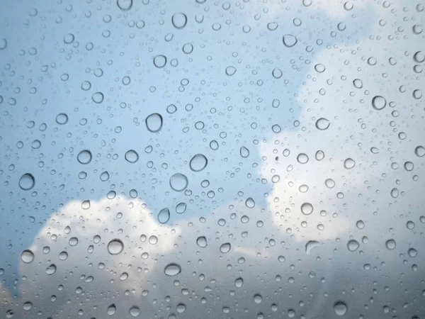 Nahaufnahme Von Regentropfen Auf Glashintergrund Himmel Und Wolke Aus Dem — Stockfoto