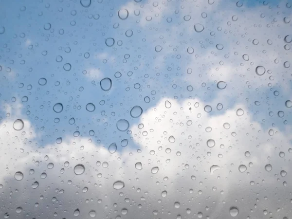 Közelről Csepp Eső Üveg Háttér Sky Cloud Életlen — Stock Fotó