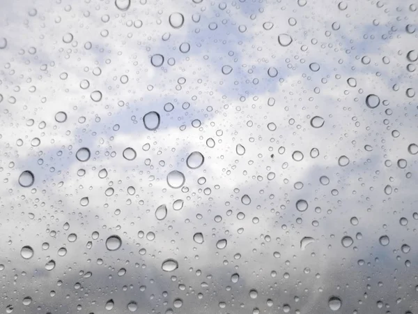 Nahaufnahme Von Regentropfen Auf Glashintergrund Himmel Und Wolke Aus Dem — Stockfoto