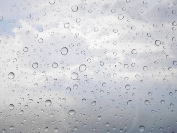 Закрыть Капли Дождя Стеклянном Фоне Небо Облака Вне Фокуса — стоковое фото