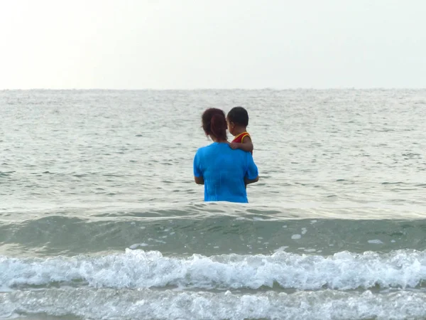 Kadın oğluyla deniz