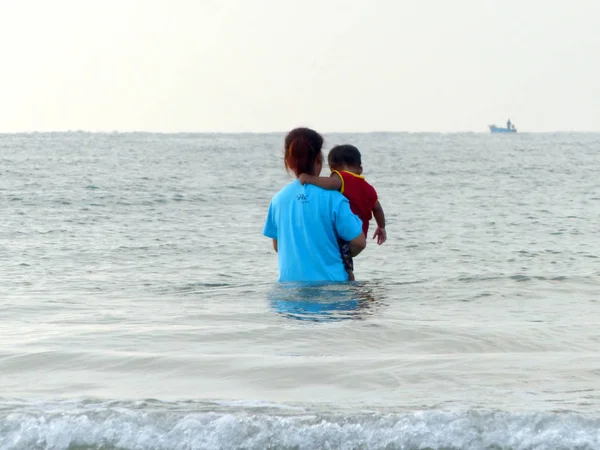 Woman Her Son Sea — Stock Photo, Image