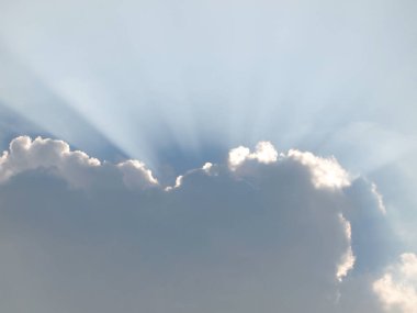 Sunbeam haze mavi gökyüzü üzerinde aracılığıyla