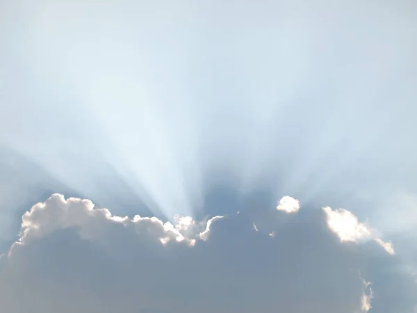 Sonnenstrahl Durch Den Dunst Blauen Himmel — Stockfoto