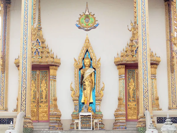 Bangkok - Semteember 20: Wat Klongphum Altın Buda heykelleri 