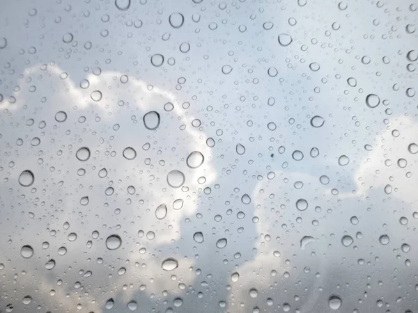 Nahaufnahme Von Regentropfen Auf Glashintergrund Himmel Und Wolke Aus Dem — Stockfoto