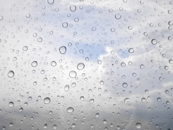 Nahaufnahme Von Regentropfen Auf Glashintergrund Himmel Und Wolke Aus Dem — Stockfoto