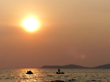 gün batımında gemideki