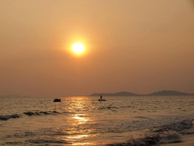 Denizin üzerinde güzel bir gün batımı