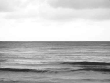 siyah ve beyaz düşük çekim deniz manzarası görünümü için