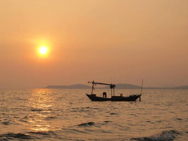 Schöner Sonnenuntergang Über Dem Meer Und Fischerboot — Stockfoto
