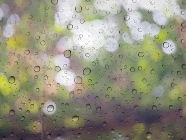 Κοντινό Πλάνο Σταγόνες Της Βροχής Γυαλί Φόντο Bokeh Εκτός Εστίασης — Φωτογραφία Αρχείου