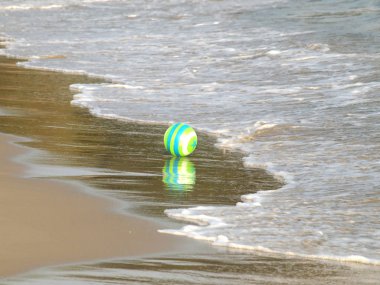 Sahilde yeşil topu