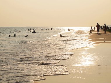 Plaj ve insanlar siluet kadar kapatın