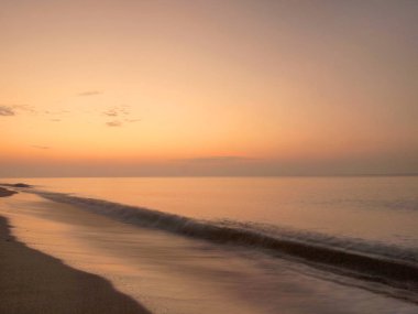 Denizde gün doğumu