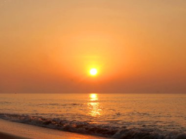 Denizin üzerinde güzel bir gün batımı