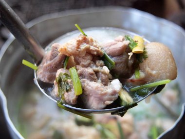 Tay gıda, baharatlı çorba haşlanmış domuz kemikleri