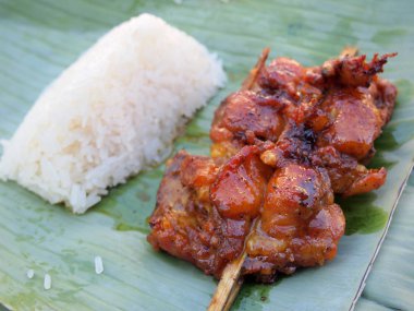 Şiş tavuk parçaları ve yapışkan pirinç