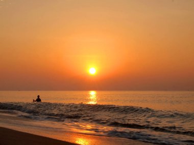 Yavaş çekim deniz manzarası görünümü ve güzel gündoğumu