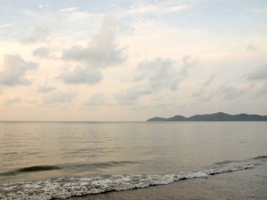 Deniz dalgası kumsalda