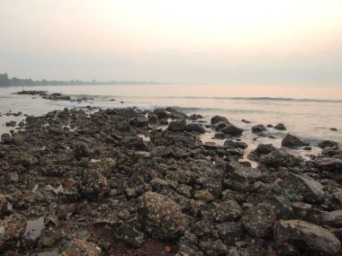 Yavaş çekim deniz manzarası görünümü ve güzel gündoğumu