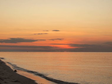 Yavaş çekim deniz manzarası görünümü ve güzel gündoğumu