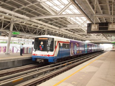 Bangkok, Tayland - 29,2016 olabilir: Bts Skytrain İstasyonu demiryolu ağı olarak şehir merkezinde.