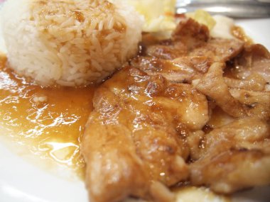 Kızarmış domuz rice ve sos ile dilimlenmiş
