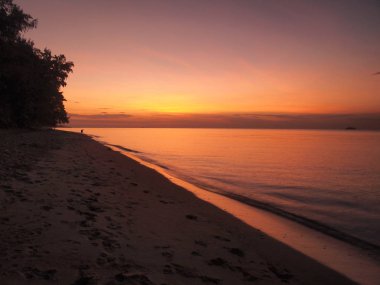 Yavaş çekim deniz manzarası görünümü ve güzel gündoğumu