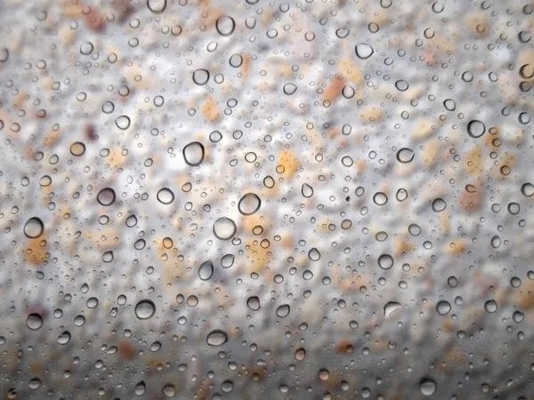 Close Van Druppels Regen Glas Achtergrond Stenen Muur Onscherp — Stockfoto