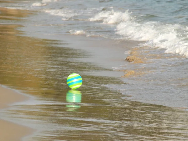Sahilde Yeşil Topu — Stok fotoğraf