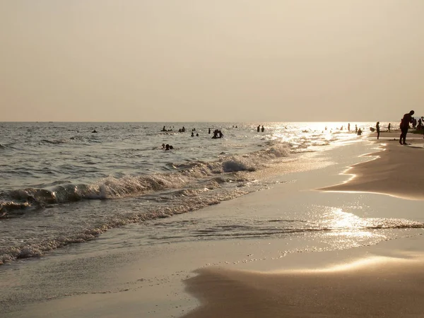 Sylwetka Plaży Ludzi Bliska — Zdjęcie stockowe
