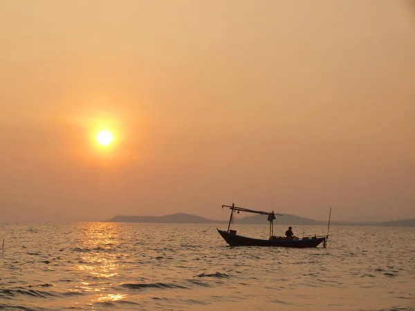 Belo Pôr Sol Sobre Mar Barco Pesca — Fotografia de Stock