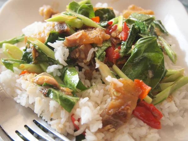 อาหารไทยรสเผ ทอด — ภาพถ่ายสต็อก
