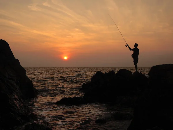 Αλιείς Σιλουέτα Στο Ηλιοβασίλεμα — Φωτογραφία Αρχείου