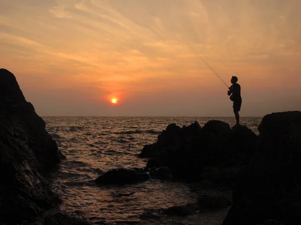 Αλιείς Σιλουέτα Στο Ηλιοβασίλεμα — Φωτογραφία Αρχείου