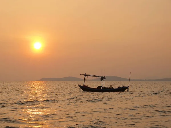 Schöner Sonnenuntergang Über Dem Meer Und Fischerboot — Stockfoto