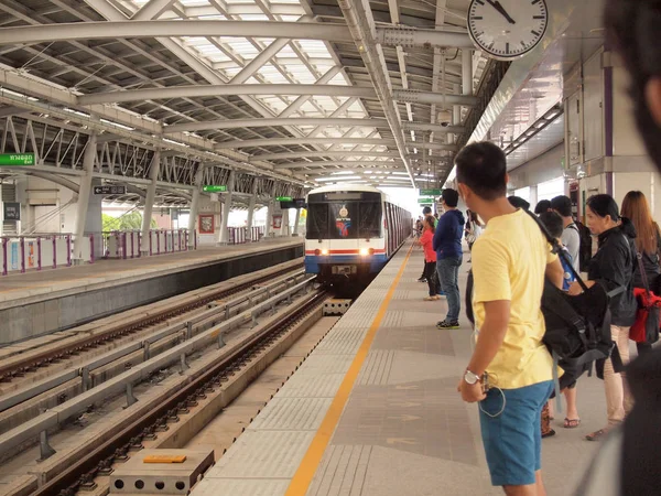 Bangkok Thailand Mai 2016 Bts Skytrain Einem Bahnhof Der Innenstadt — Stockfoto