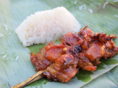 Şiş tavuk parçaları ve yapışkan pirinç