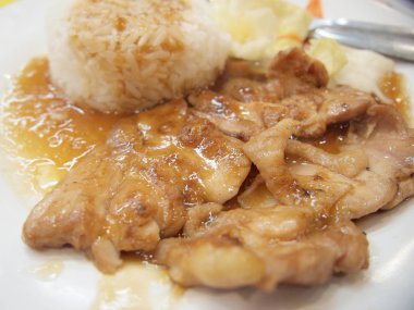 Kızarmış domuz rice ve sos ile dilimlenmiş