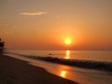 Yavaş çekim deniz manzarası görünümü ve güzel gündoğumu