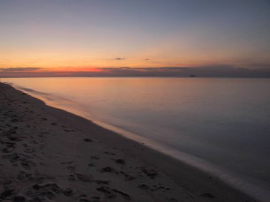 Yavaş çekim deniz manzarası görünümü ve güzel gündoğumu