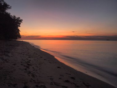 Yavaş çekim deniz manzarası görünümü ve güzel gündoğumu