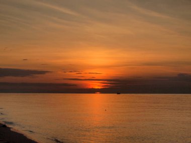 Yavaş çekim deniz manzarası görünümü ve güzel gündoğumu